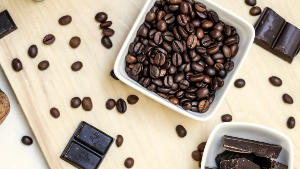 Kaffeebohnen und dunkle Schokolade – die perfekte Kombination für den Internationalen Schokoladentag.