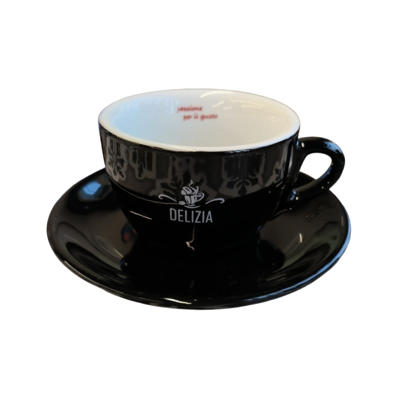 Schwarze Tasse mit untertasse