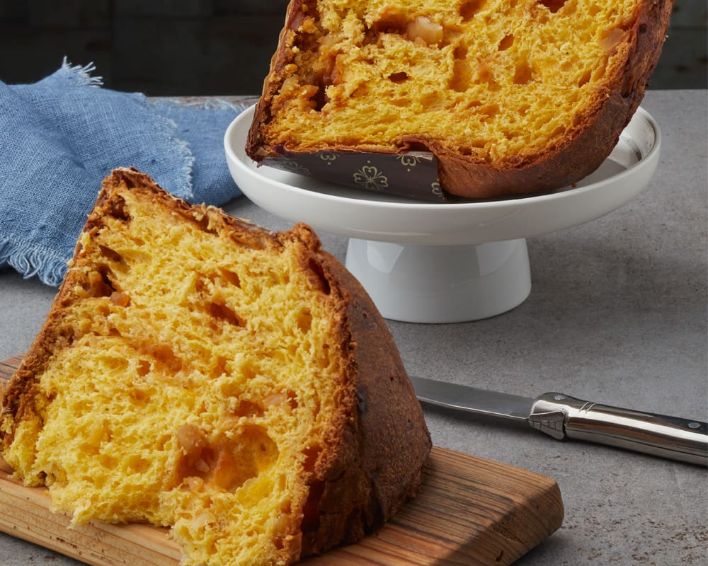 Panettone serviert auf holzbrett mit messer